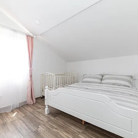 度假居 Awesome Home In Slatine *