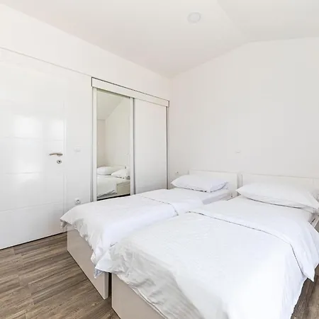 Awesome Home In Slatine * 斯拉汀