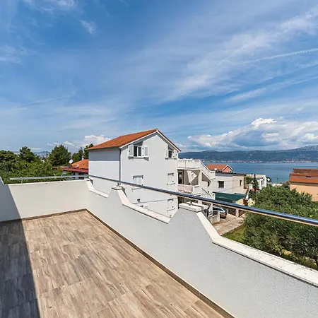 Awesome Home In Slatine 度假居 *