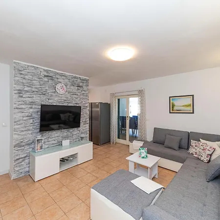 度假居 Awesome Home In Slatine *