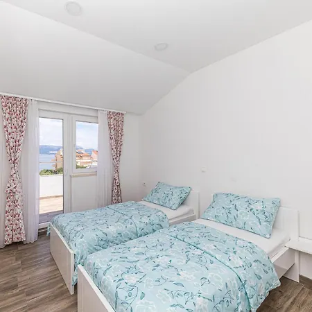 度假居 Awesome Home In Slatine 斯拉汀