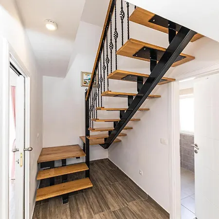 度假居 Awesome Home In Slatine 斯拉汀
